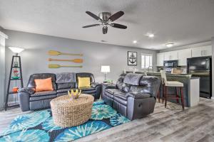 Χώρος καθιστικού στο Osage Beach Condo Community Pool and Boat Dock