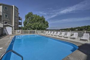 Πισίνα στο ή κοντά στο Osage Beach Condo Community Pool and Boat Dock