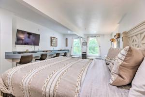 een slaapkamer met een groot bed en een bureau bij Hilltop Hideaway Branson Home on 15 Acres in Branson