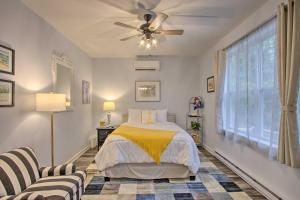 ein Schlafzimmer mit einem Bett und einem Deckenventilator in der Unterkunft Hike and Ski! Blue Heron Brodheadsville Cottage in Brodheadsville