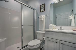 ein Badezimmer mit Dusche, Toilette und Waschbecken in der Unterkunft Hike and Ski! Blue Heron Brodheadsville Cottage in Brodheadsville + 24 Fotos