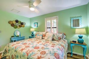 Un pat sau paturi într-o cameră la Vibrant Rockledge Home about 2 Mi to Cocoa Village!