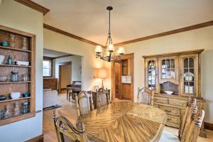 comedor con mesa de madera y sillas en Historic Cumberland Home on Beaver Dam Lake!, en Cumberland