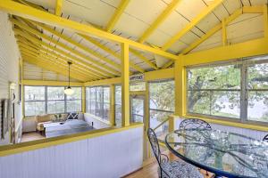 Habitación con mesa, sillas y ventanas. en Historic Cumberland Home on Beaver Dam Lake!, en Cumberland