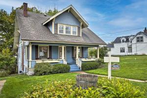 Imagen de la galería de Historic Cumberland Home on Beaver Dam Lake!, en Cumberland