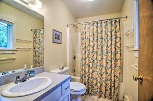オーク・ブラフスにあるVineyard Gem Less Than 2 Mi to Beach and Oak Bluffs!の洗面台、トイレ、シャワー付きのバスルーム