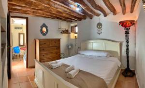 Posteľ alebo postele v izbe v ubytovaní Casa Mandarina centro de Cómpeta con chimenea y terraza con vistas By AndaraHolidays
