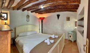 Posteľ alebo postele v izbe v ubytovaní Casa Mandarina centro de Cómpeta con chimenea y terraza con vistas By AndaraHolidays
