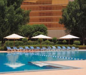Бассейн в Radisson Blu Hotel, Doha или поблизости