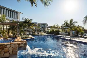 uma piscina com cascata num resort em Sails Port Macquarie by Rydges em Port Macquarie