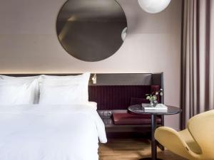 Un pat sau paturi într-o cameră la Radisson Collection, Strand Hotel, Stockholm