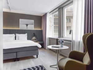 Un pat sau paturi într-o cameră la Radisson Collection, Strand Hotel, Stockholm