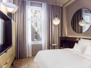Un pat sau paturi într-o cameră la Radisson Collection, Strand Hotel, Stockholm