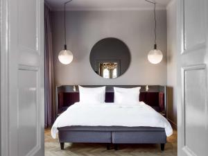 Un pat sau paturi într-o cameră la Radisson Collection, Strand Hotel, Stockholm