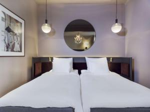 Un pat sau paturi într-o cameră la Radisson Collection, Strand Hotel, Stockholm