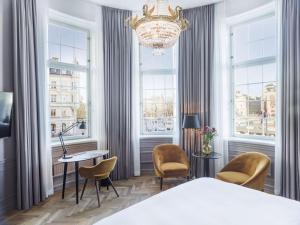 Un pat sau paturi într-o cameră la Radisson Collection, Strand Hotel, Stockholm