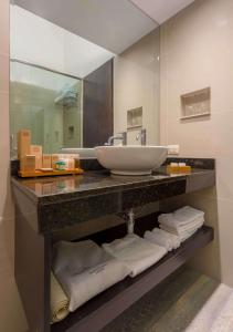 W łazience znajduje się umywalka, lustro i ręczniki. w obiekcie Sonesta Posadas del Inca Puno w mieście Puno