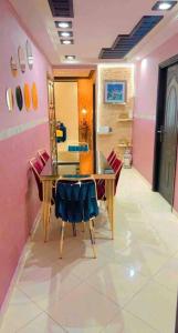 een eetkamer met een tafel met stoelen en een spiegel bij appartement luxueux à Rabat in Sale