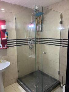 y baño con ducha y puerta de cristal. en appartement luxueux à Rabat, en Sale