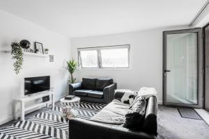 salon z kanapą i telewizorem w obiekcie Air Host and Stay - Argyle Apartment sleeps 4 City Centre w Liverpoolu