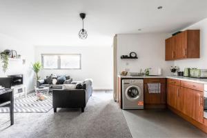 kuchnia i salon z pralką i suszarką w obiekcie Air Host and Stay - Argyle Apartment sleeps 4 City Centre w Liverpoolu