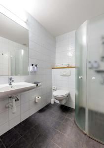 y baño con aseo, lavabo y ducha. en Scandic Portalen, en Jönköping