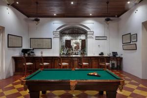 a pool table in a room with a bar at Hotel la Perla Leon in León