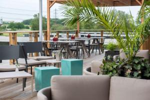 une terrasse avec des canapés, des tables et des plantes dans l'établissement Scandic Segevång, à Malmö