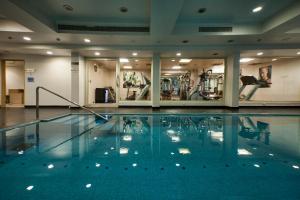 Piscina di Avalon Courtyard Residence Suites o nelle vicinanze