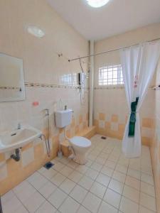 een badkamer met een toilet en een wastafel bij U&I HOMESTAY KAMPAR in Kampar