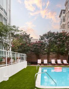 Generator Hotel Washington DC游泳池或附近泳池