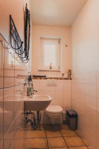 Koupelna v ubytování Coraline -Koblach, 6-10 P, 3 Schlafzimmer, Küche, riesige Terrasse, Parkplatz, WiFi, Stellplatz Ski