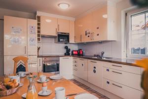 Kuchyň nebo kuchyňský kout v ubytování Coraline -Koblach, 6-10 P, 3 Schlafzimmer, Küche, riesige Terrasse, Parkplatz, WiFi, Stellplatz Ski