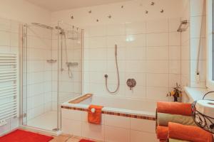 Koupelna v ubytování Coraline -Koblach, 6-10 P, 3 Schlafzimmer, Küche, riesige Terrasse, Parkplatz, WiFi, Stellplatz Ski