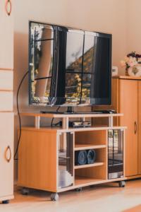 TV a/nebo společenská místnost v ubytování Coraline -Koblach, 6-10 P, 3 Schlafzimmer, Küche, riesige Terrasse, Parkplatz, WiFi, Stellplatz Ski