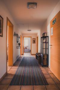 Fotografie z fotogalerie ubytování Coraline -Koblach, 6-10 P, 3 Schlafzimmer, Küche, riesige Terrasse, Parkplatz, WiFi, Stellplatz Ski v destinaci Koblach