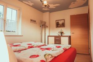 Postel nebo postele na pokoji v ubytování Coraline -Koblach, 6-10 P, 3 Schlafzimmer, Küche, riesige Terrasse, Parkplatz, WiFi, Stellplatz Ski