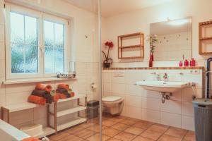 Koupelna v ubytování Coraline -Koblach, 6-10 P, 3 Schlafzimmer, Küche, riesige Terrasse, Parkplatz, WiFi, Stellplatz Ski