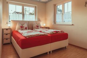 Postel nebo postele na pokoji v ubytování Coraline -Koblach, 6-10 P, 3 Schlafzimmer, Küche, riesige Terrasse, Parkplatz, WiFi, Stellplatz Ski