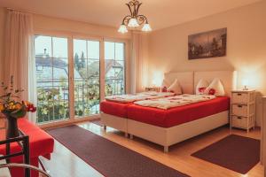 Postel nebo postele na pokoji v ubytování Coraline -Koblach, 6-10 P, 3 Schlafzimmer, Küche, riesige Terrasse, Parkplatz, WiFi, Stellplatz Ski