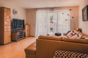 TV a/nebo společenská místnost v ubytování Coraline -Koblach, 6-10 P, 3 Schlafzimmer, Küche, riesige Terrasse, Parkplatz, WiFi, Stellplatz Ski