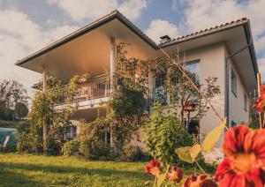Zahrada ubytování Coraline -Koblach, 6-10 P, 3 Schlafzimmer, Küche, riesige Terrasse, Parkplatz, WiFi, Stellplatz Ski