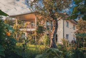 Zahrada ubytování Coraline -Koblach, 6-10 P, 3 Schlafzimmer, Küche, riesige Terrasse, Parkplatz, WiFi, Stellplatz Ski