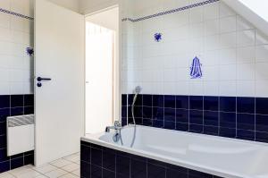 PlomeurにあるProche Pointe de la Torche - Maison pour 8の青と白のタイルを用いたバスルーム(バスタブ付) +26枚の写真