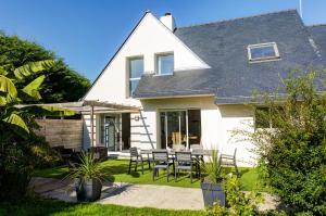 PlomeurにあるProche Pointe de la Torche - Maison pour 8の白い家