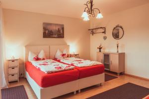 Postel nebo postele na pokoji v ubytování Coraline -Koblach, 6-10 P, 3 Schlafzimmer, Küche, riesige Terrasse, Parkplatz, WiFi, Stellplatz Ski
