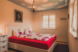 Postel nebo postele na pokoji v ubytování Coraline -Koblach, 6-10 P, 3 Schlafzimmer, Küche, riesige Terrasse, Parkplatz, WiFi, Stellplatz Ski