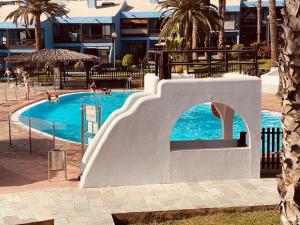 Der Swimmingpool an oder in der Nähe von VIVIENDA ÚNICA EN PRIMERA LÍNEA DE PLAYA