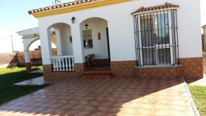 Fotografia z galérie ubytovania Casa con jardín privado cerca de la playa, para descansar y relajarse v destinácii Chipiona