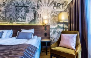 una camera d'albergo con letto e sedia di Scandic Grand Hotel a Örebro